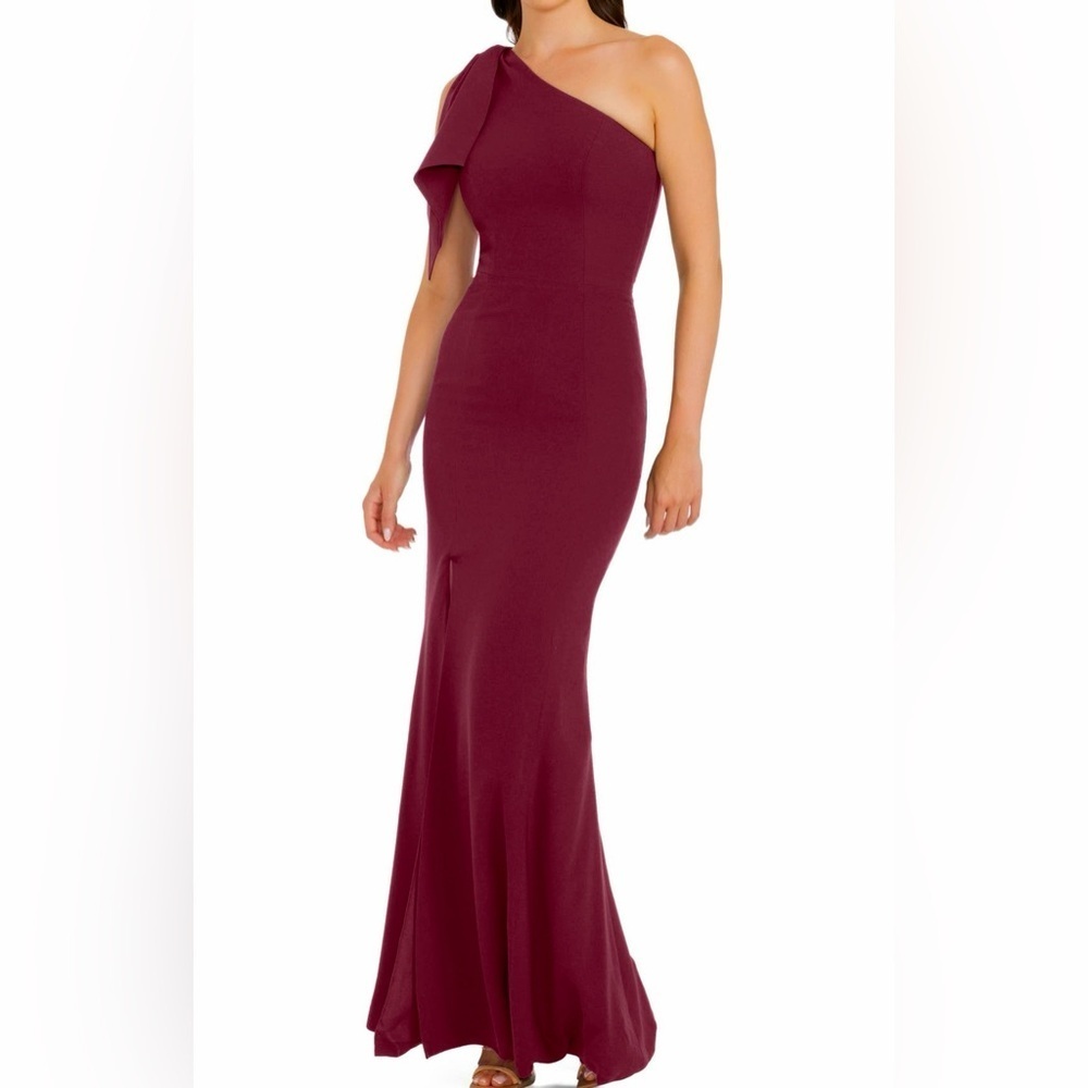 Georgina One-Shoulder Crepe Gown
Dress the Population